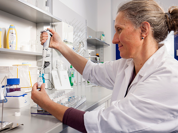 Moderne Entwicklung und kompromisslose Qualität kennzeichnen die Pflegeprodukte von Nölken.
